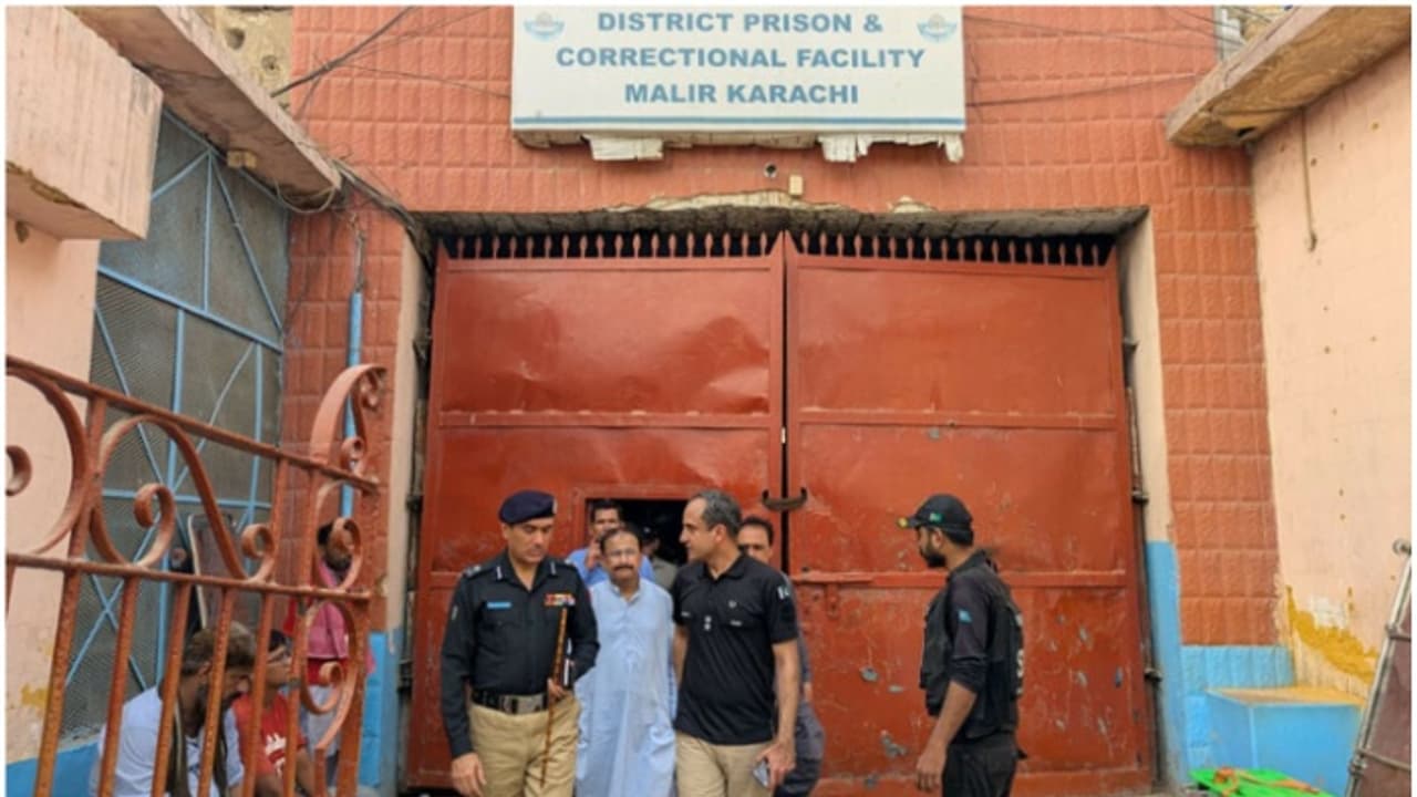 ഭൂചലനത്തിൽ ജയിൽ ഭിത്തികളിൽ വിള്ളൽ; പാകിസ്ഥാനിൽ 216 തടവുകാർ ജയിൽ ചാടി, തിരിച്ചുവന്നാൽ ഇളവ് നൽകാമെന്ന് മന്ത്രി ഭൂചലനത്തിൽ ജയിൽ ഭിത്തികളിൽ വിള്ളൽ; പാകിസ്ഥാനിൽ 216 തടവുകാർ ജയിൽ ചാടി, തിരിച്ചുവന്നാൽ ഇളവ് നൽകാമെന്ന് മന്ത്രി