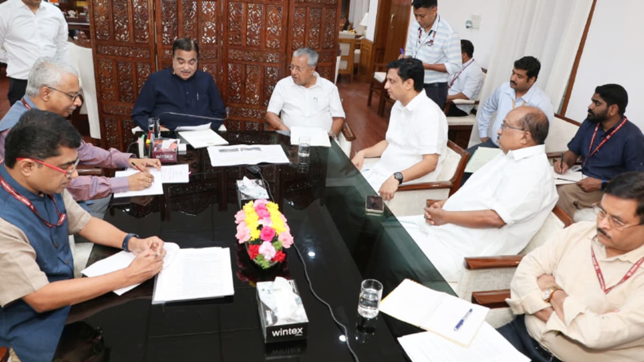 മുഖ്യമന്ത്രി പിണറായി വിജയന് കേന്ദ്രമന്ത്രി നിതിൻ ഗഡ്‌കരിയുടെ ഉറപ്പ്; ദേശീയപാത നിർമാണം ഡിസംബറിൽ പൂർത്തിയാക്കും