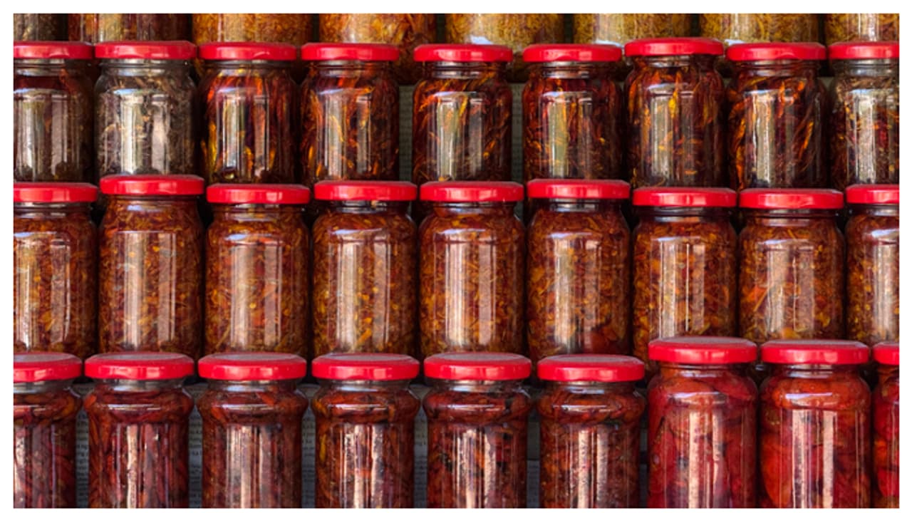 സ്റ്റീൽ, അലുമിനിയം പാത്രങ്ങളിൽ അച്ചാർ സൂക്ഷിക്കാറുണ്ടോ? എങ്കിൽ ഇക്കാര്യങ്ങൾ നിങ്ങൾ അറിയാതെ പോകരുത് 