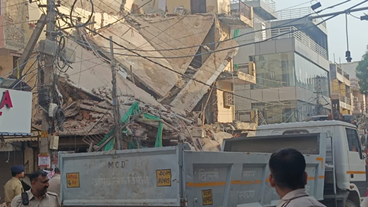 ബെംഗളൂരുവിന് പിന്നാലെ ദില്ലിയിലും വൻ അപകടം; കെട്ടിടം തകർന്നു വീണു; നിരവധി പേർ കുടുങ്ങിക്കിടക്കുന്നു ബെംഗളൂരുവിന് പിന്നാലെ ദില്ലിയിലും വൻ അപകടം; കെട്ടിടം തകർന്നു വീണു; നിരവധി പേർ കുടുങ്ങിക്കിടക്കുന്നു