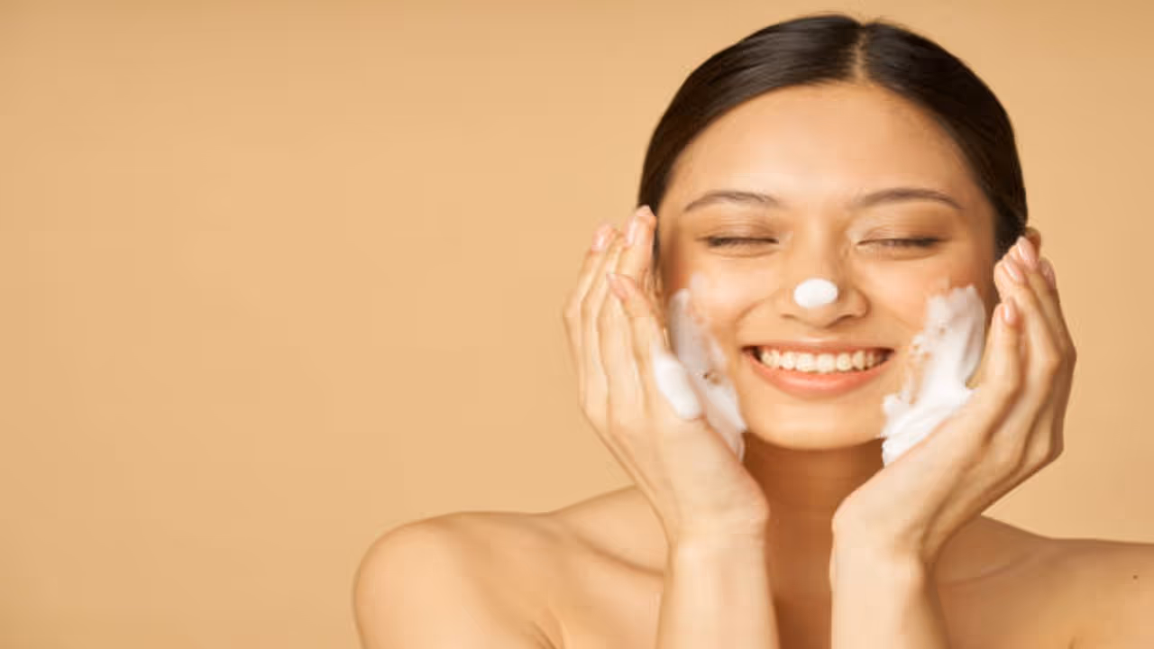 जेंटल फेशवॉश और क्लींजर का इस्तेमाल (Gentle Facewash or Cleanser for skin)