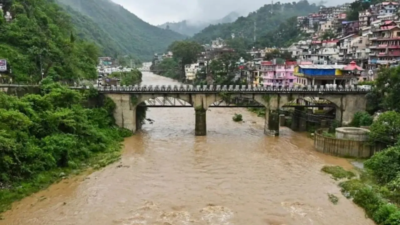 हिमाचल में बादल फटने सै 10 लोगों की मौत हिमाचल में बादल फटने सै 10 लोगों की मौत