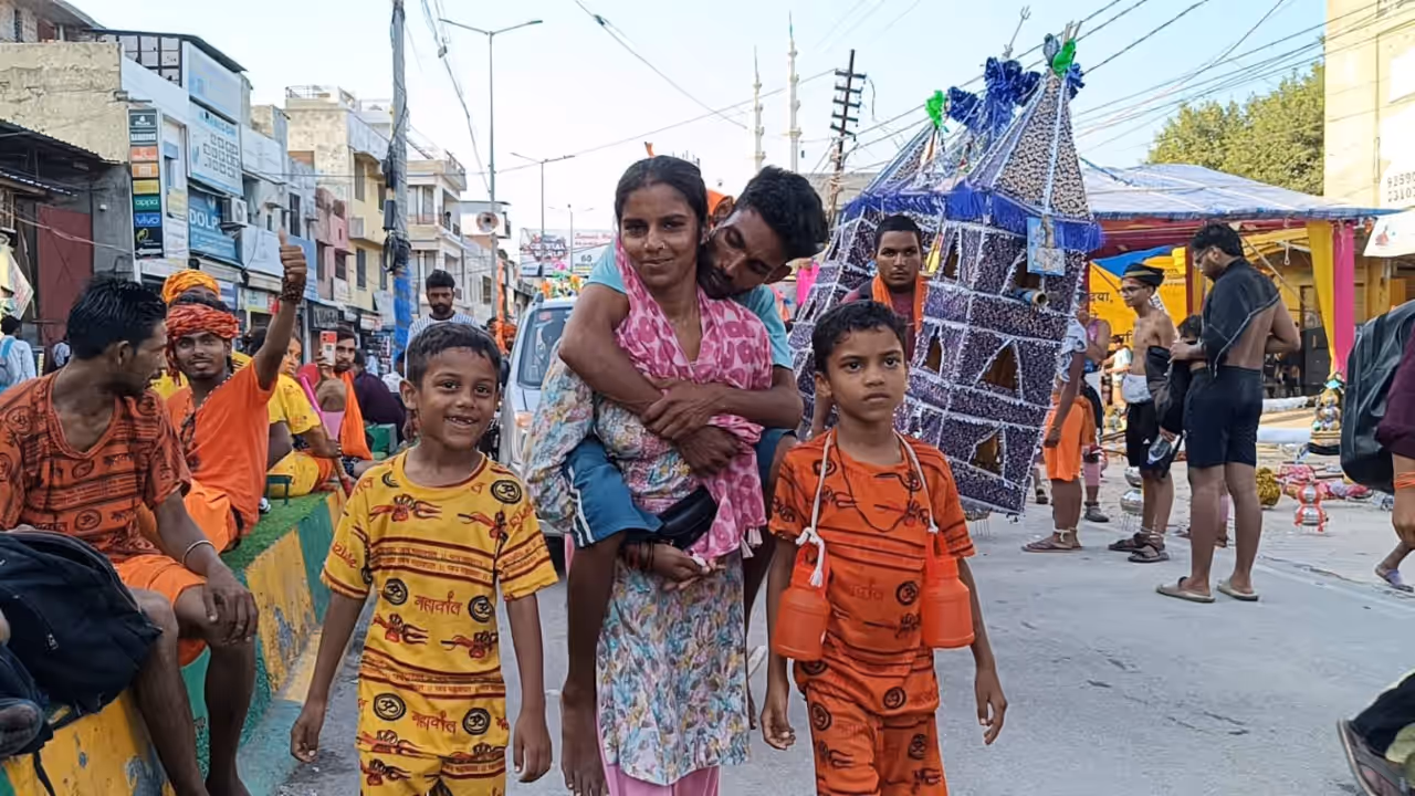 kanwar yatra wife carries husband on back muzaffarnagar story kanwar yatra wife carries husband on back muzaffarnagar story