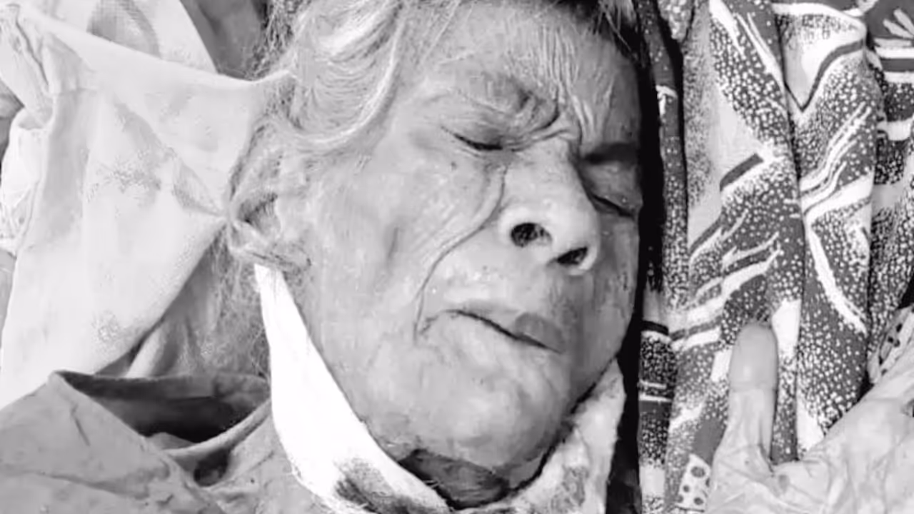 Family abandons old mother in Ayodhya