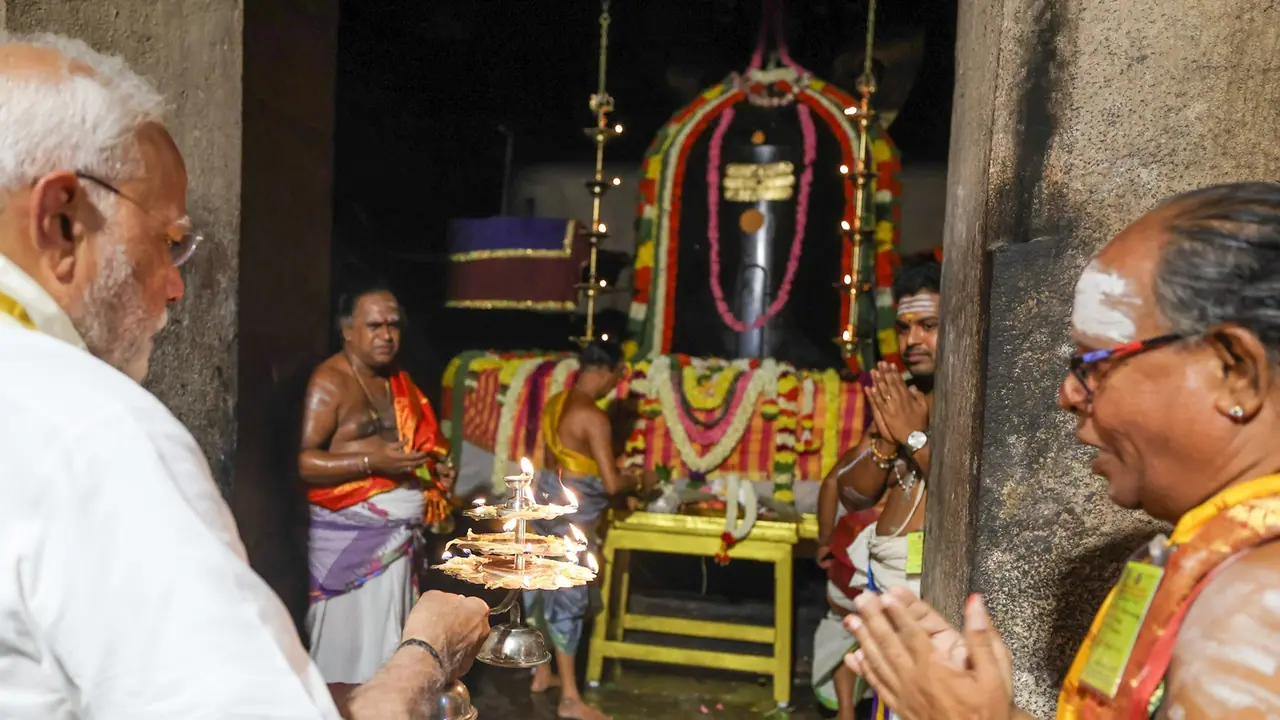 1 पीएम नरेंद्र मोदी ने बृहदीश्वर मंदिर में की पूजा 1 पीएम नरेंद्र मोदी ने बृहदीश्वर मंदिर में की पूजा