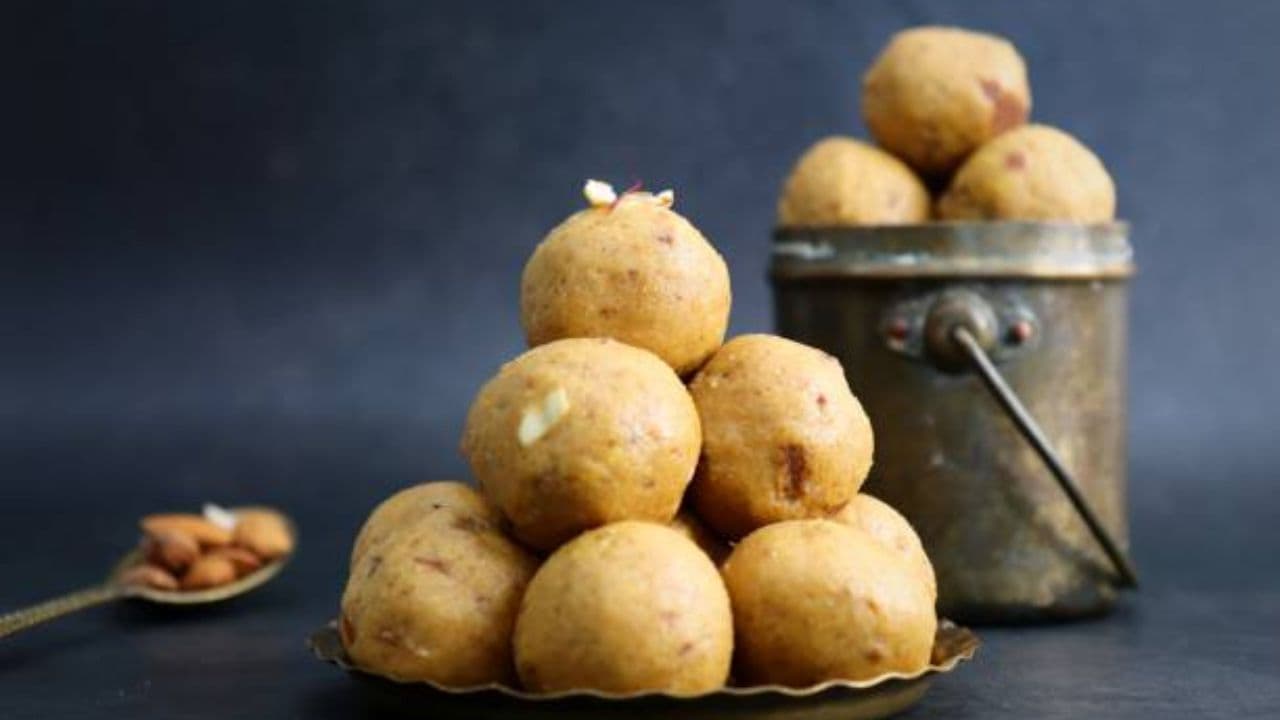 When to add ghee while making besan ladoo for perfect texture