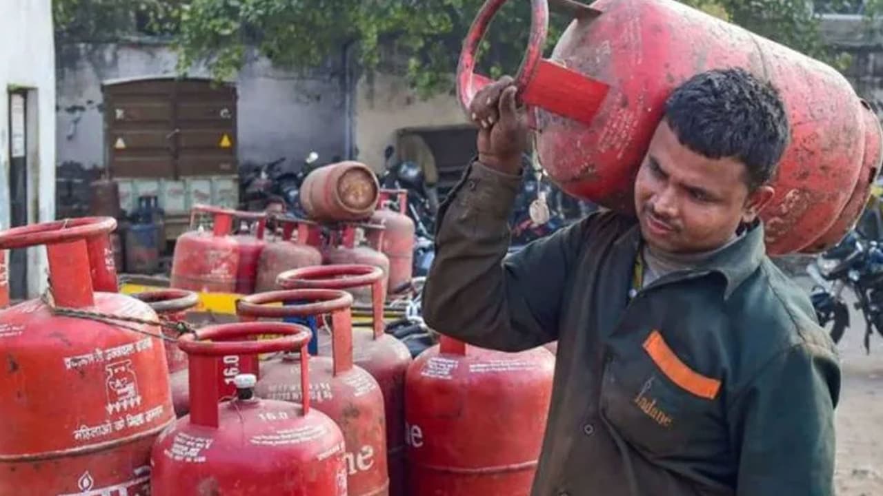 LPG सिलेंडर की कीमतें बदल सकती हैं LPG सिलेंडर की कीमतें बदल सकती हैं