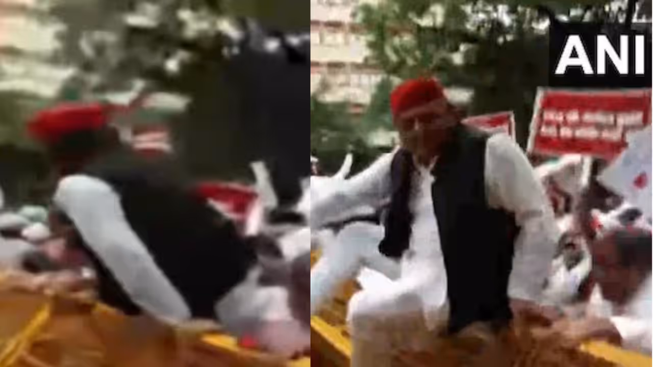 akhilesh yadav stopped by police during march to election commission akhilesh yadav stopped by police during march to election commission