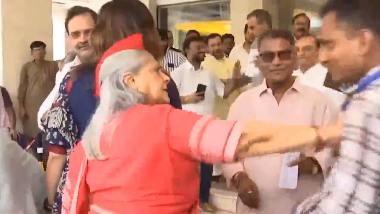 Jaya Bachchan Pushes Away Man Trying to Take Selfie | VIRAL