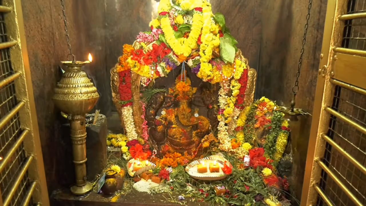 Ganapati Bleassing Ganapati Bleassing