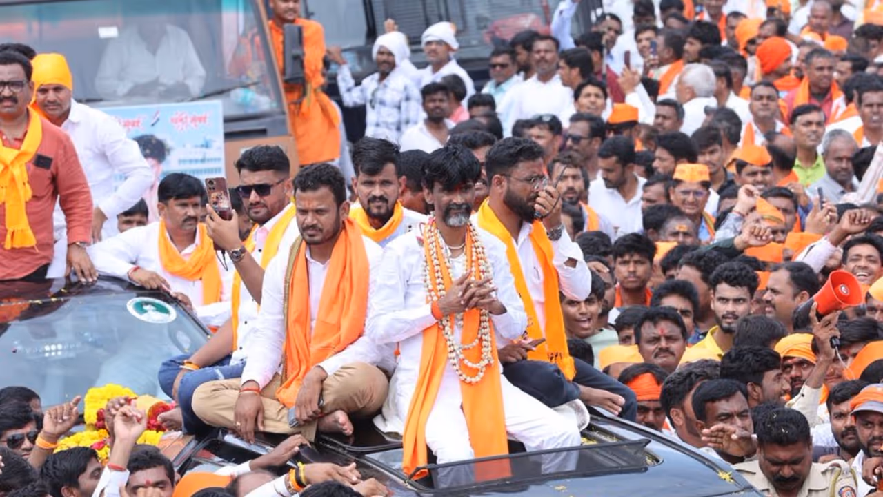 Manoj Jarange protesting in Mumbai