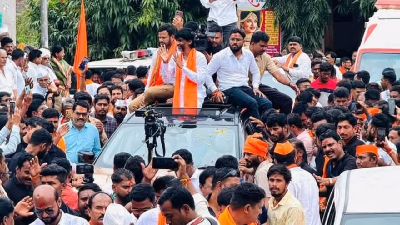 Manoj Jarange protesting in Mumbai Manoj Jarange protesting in Mumbai