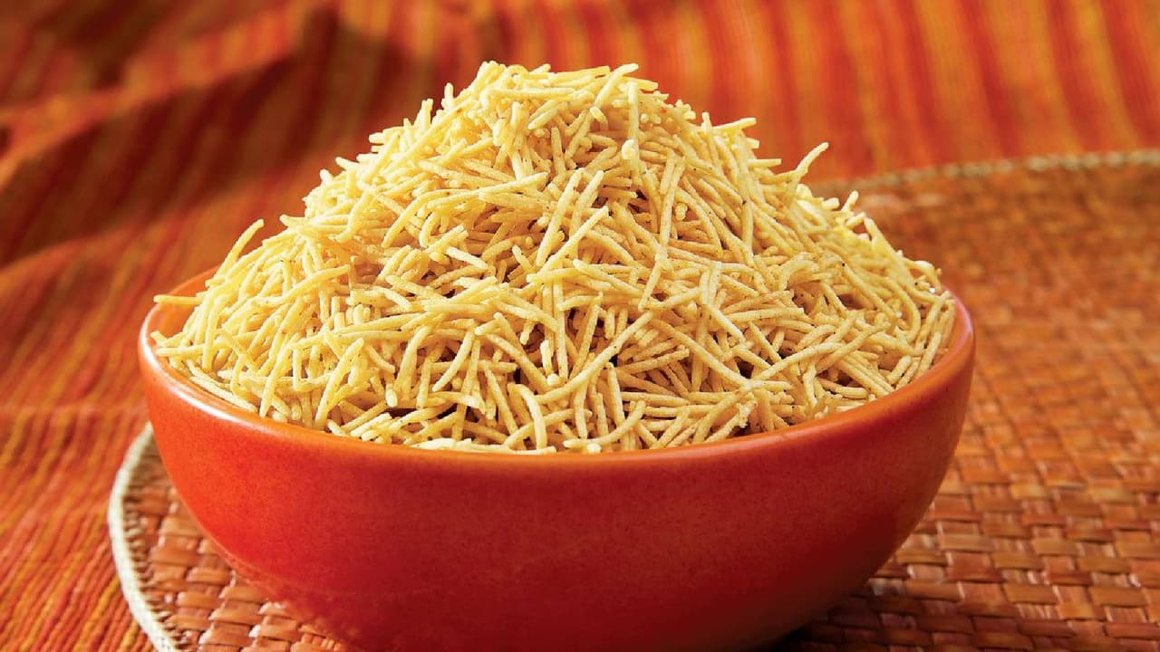 Tips to prepare Aloo Bhujia without oil