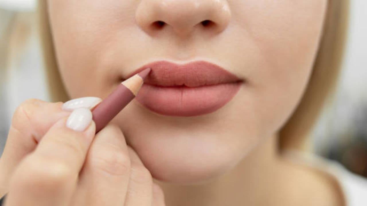 Perfect lip look with lip outliner