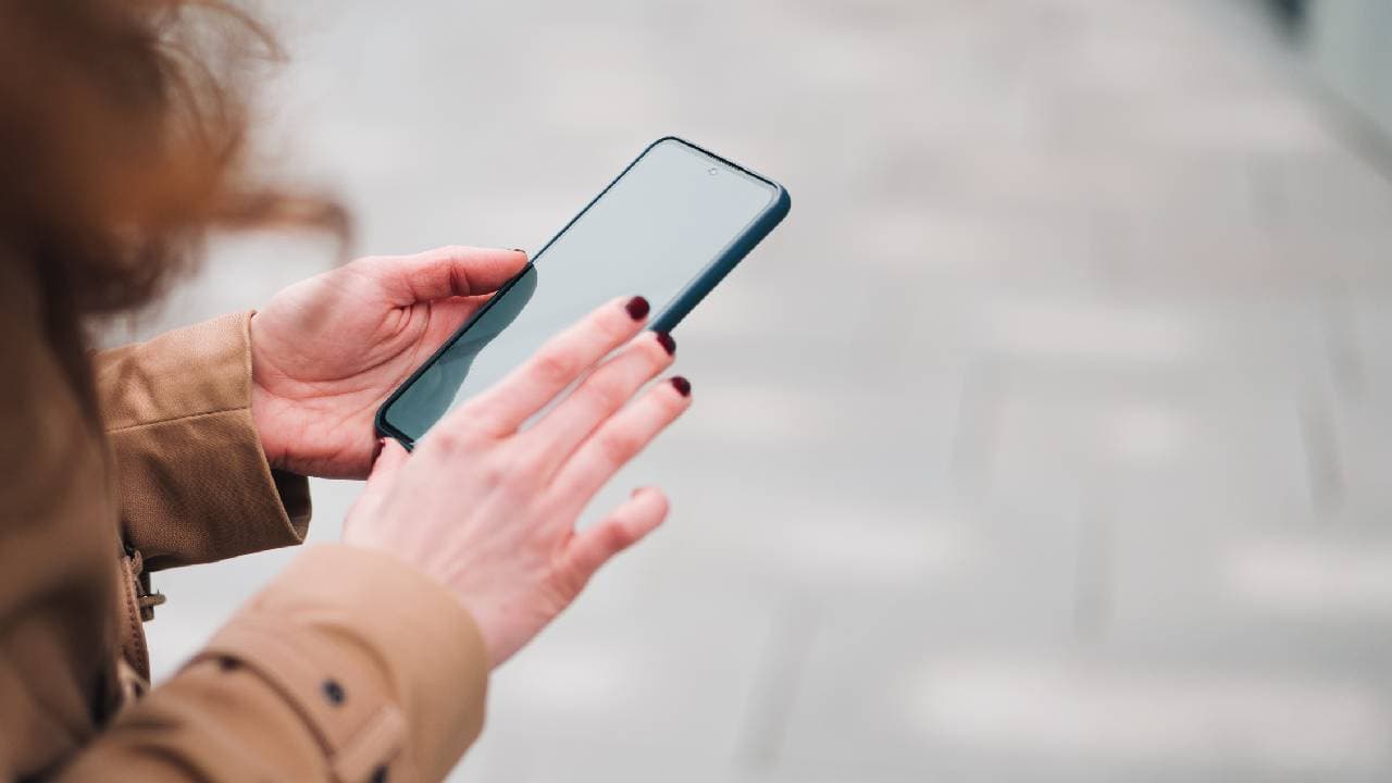 woman, mobile woman, mobile