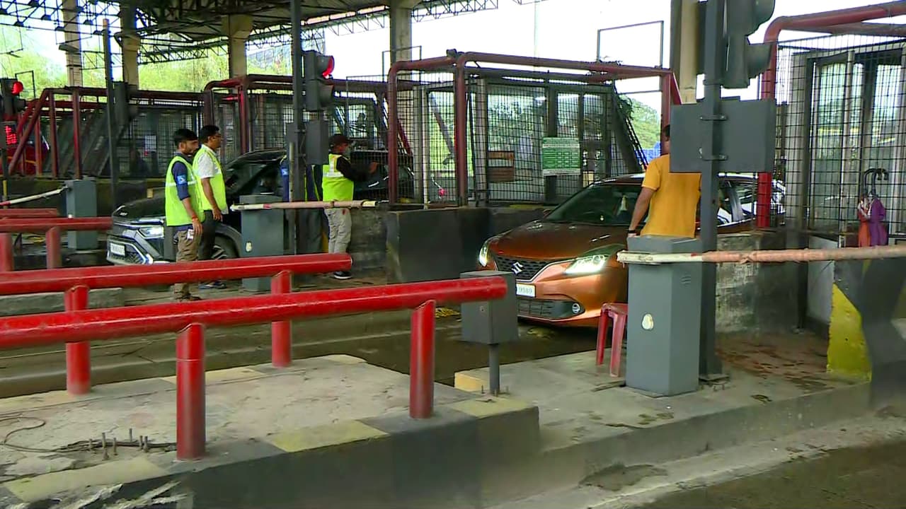 Car went under toll barricade Car went under toll barricade