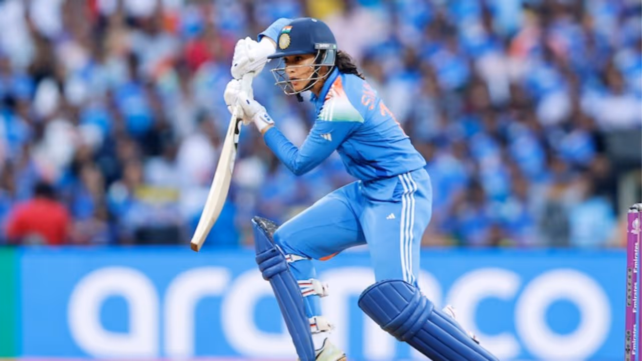 फाइनल में बल्लेबाजी करतीं स्मृति मंधाना 