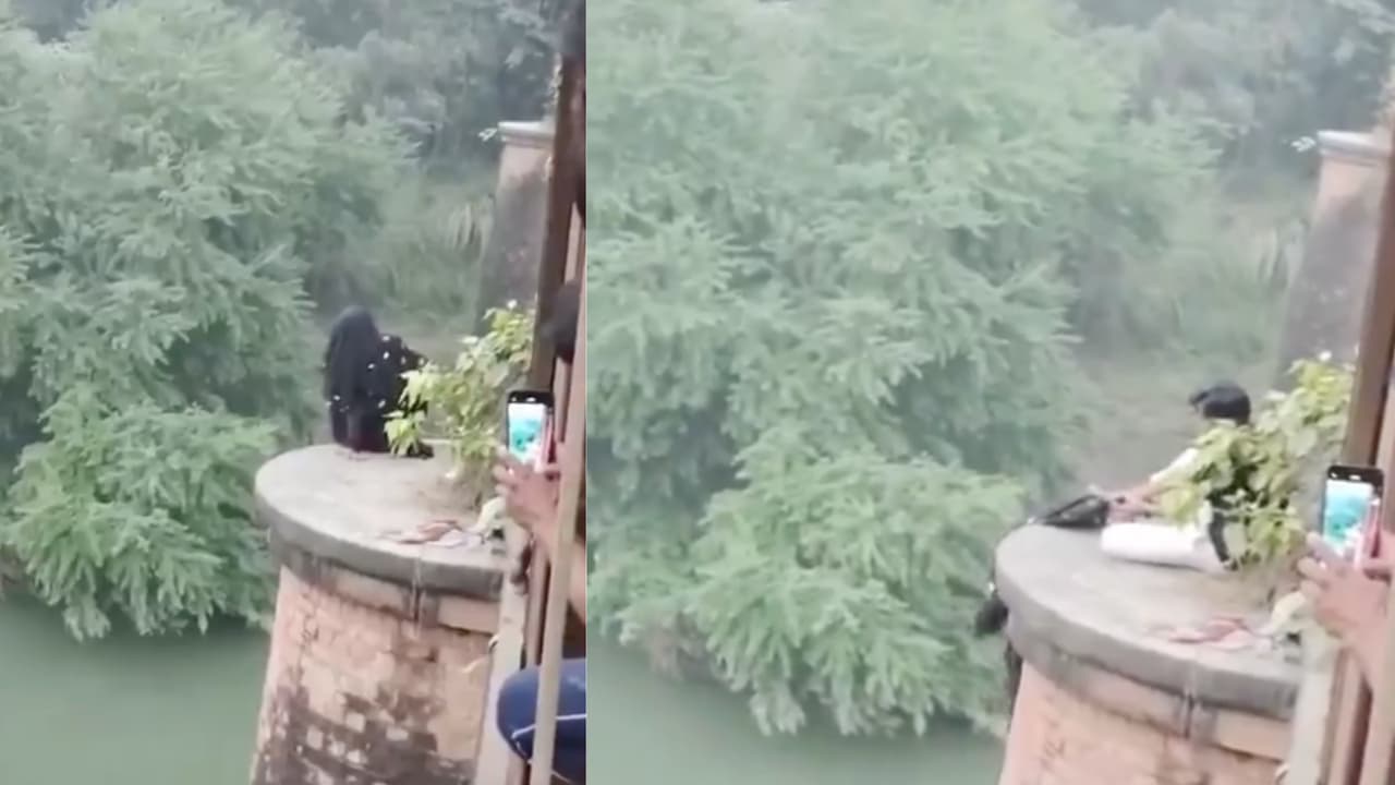 deoria girl suicide attempt saved by boy patanwa bridge