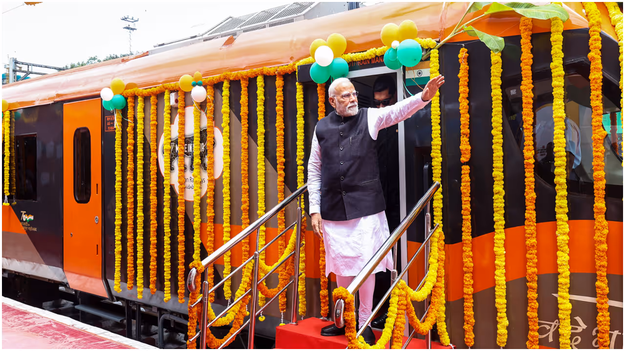 lucknow saharanpur vande bharat express timing route start date