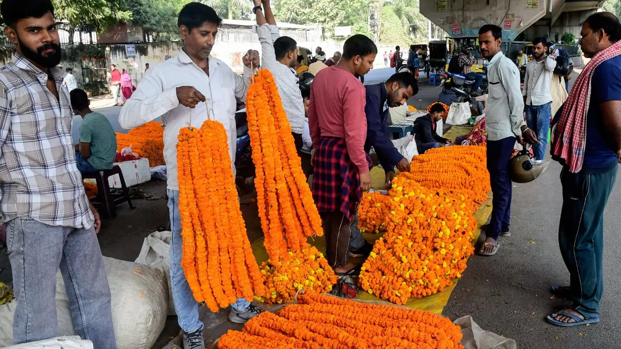 Vendor sells flower