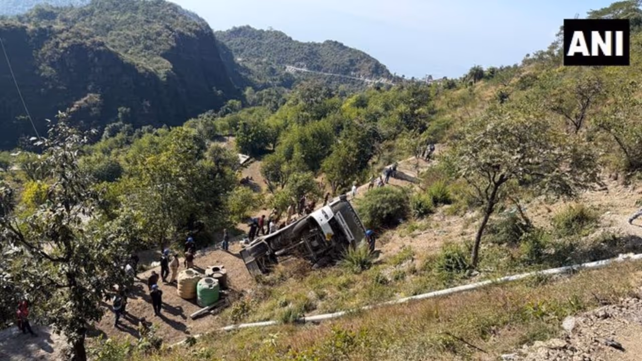 tehri bus accident narendra nagar 5 dead 17 injured