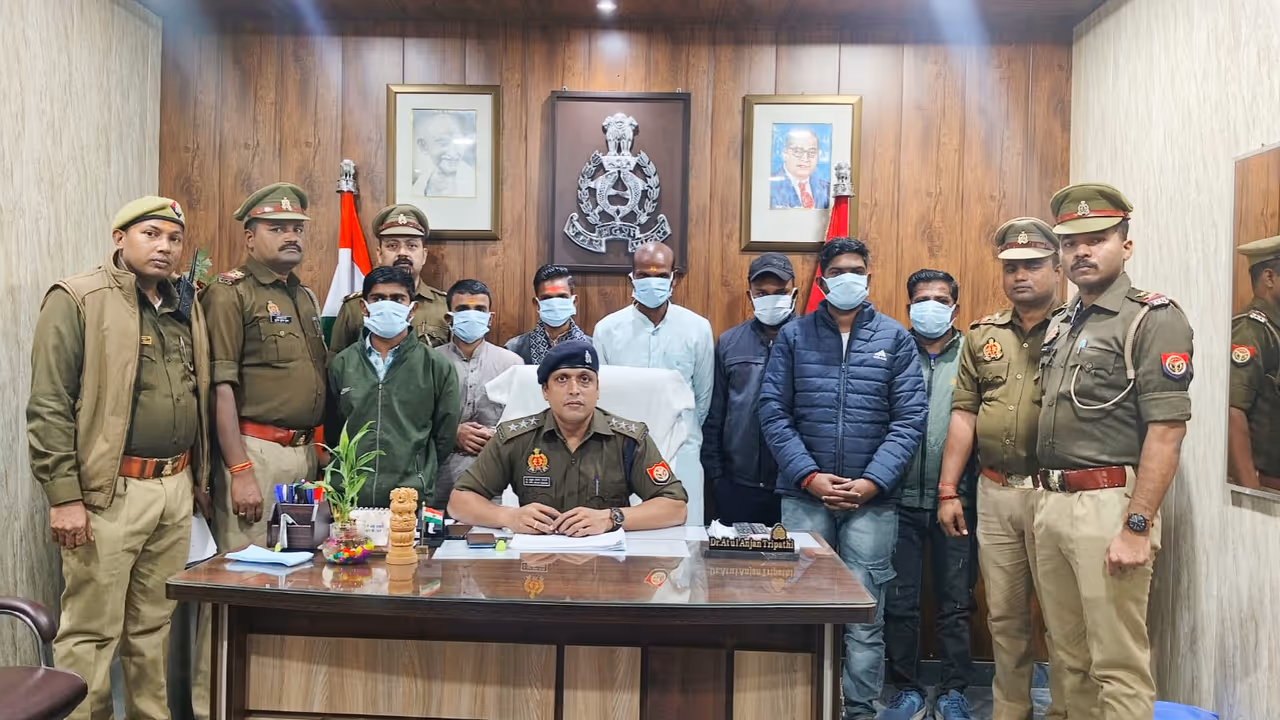 Varanasi kashi vishwanath sugam darshan extortion 7 arrested varanasi