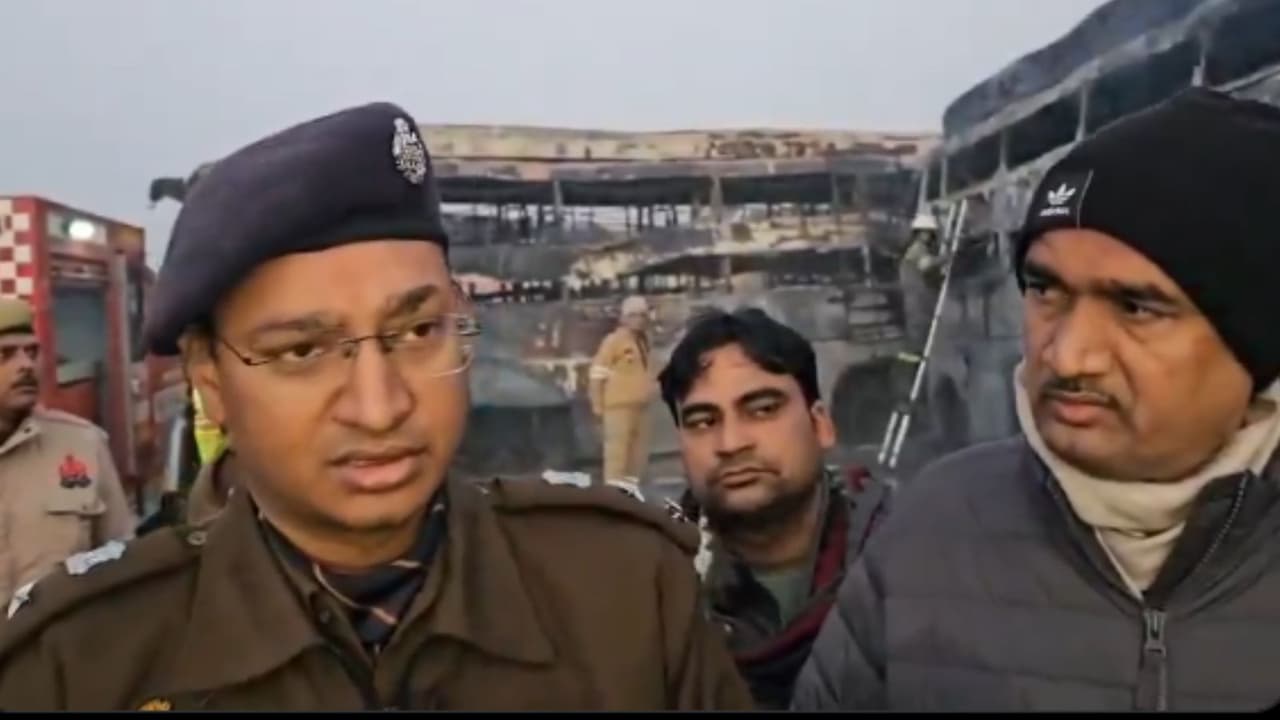 yamuna expressway accident mathura bus car fire death news yamuna expressway accident mathura bus car fire death news