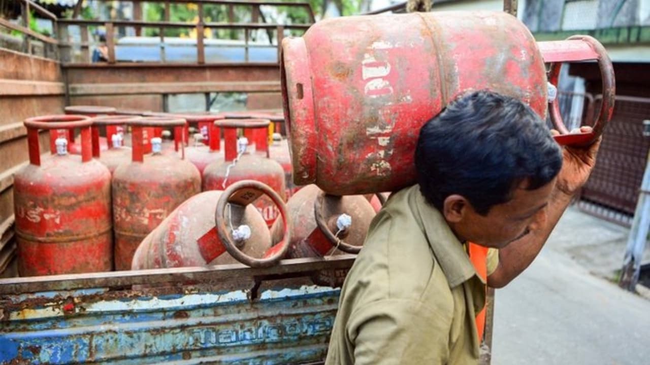 LPG Gas Cylinder ಬುಕಿಂಗ್​ಗೆ ಬಂತು ಹೊಸ ನಿಯಮ- ಕೂಡಲೇ ಜಾರಿ: ಏನಿದು ರೂಲ್ಸ್​?? |  New Rules For Lpg Gas Cylinder Booking Everything You Need To Know Suc |  Asianet Suvarna News
