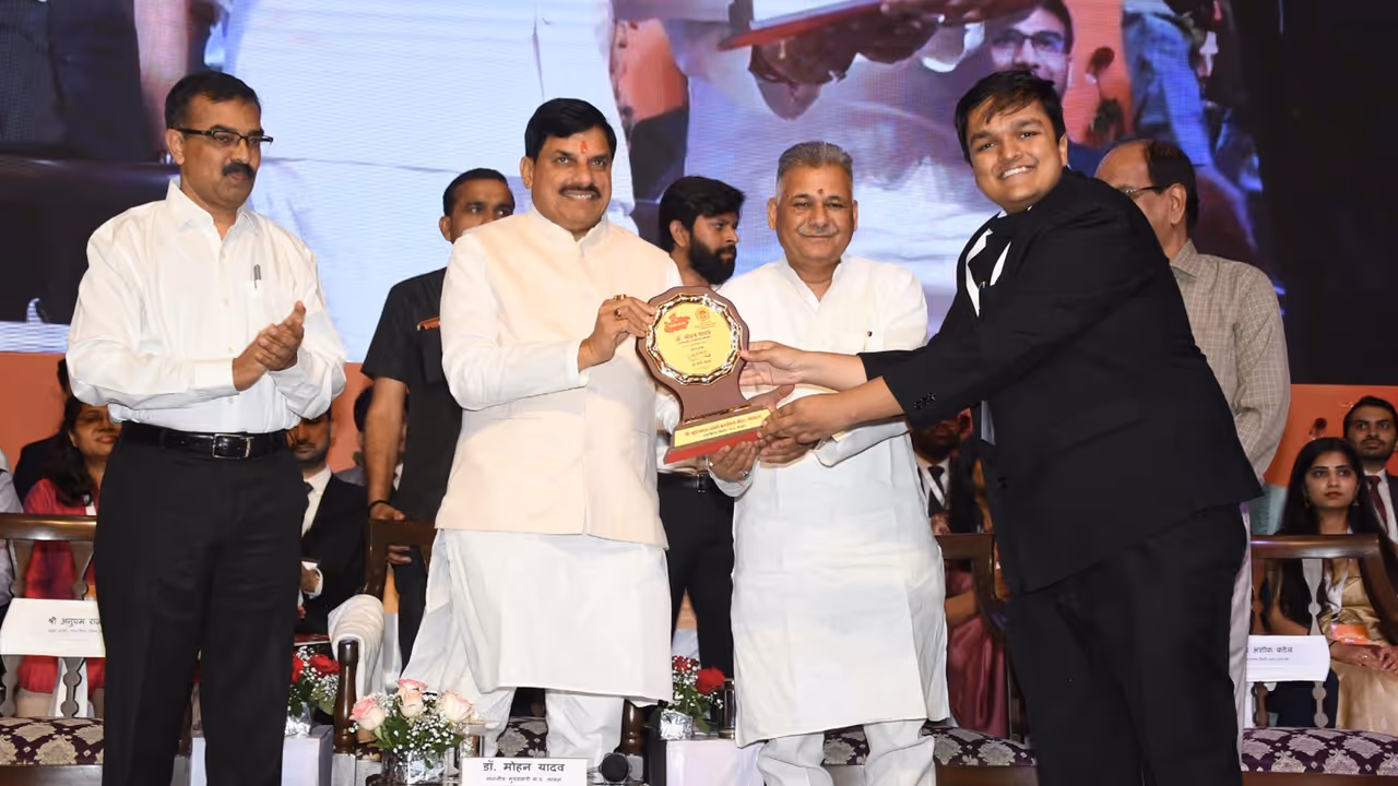 cm mohan yadav meet UPSC 2025 selected candidates cm mohan yadav meet UPSC 2025 selected candidates