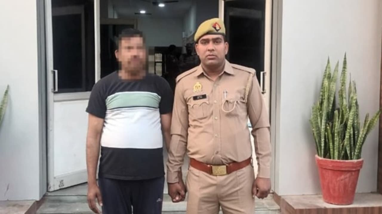 Aligarh Police Constable Suspended for Allegedly Demanding Sexual Favours from Rape Survivor Aligarh Police Constable Suspended for Allegedly Demanding Sexual Favours from Rape Survivor