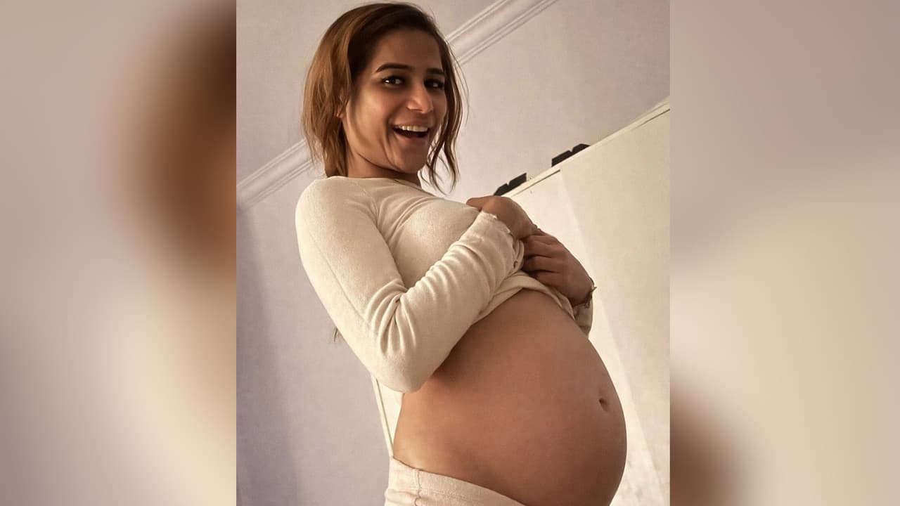 Poonam Pandey Pregnant: पूनम पांडे ने फ्लॉन्ट किया बेबी बंप, देखते ही लोगों  ने पूछा-बाप कौन है? | Poonam Pandey Pregnant Actress Announce Pregnancy  Share Baby Bump Photos Users Shocked | Asianet