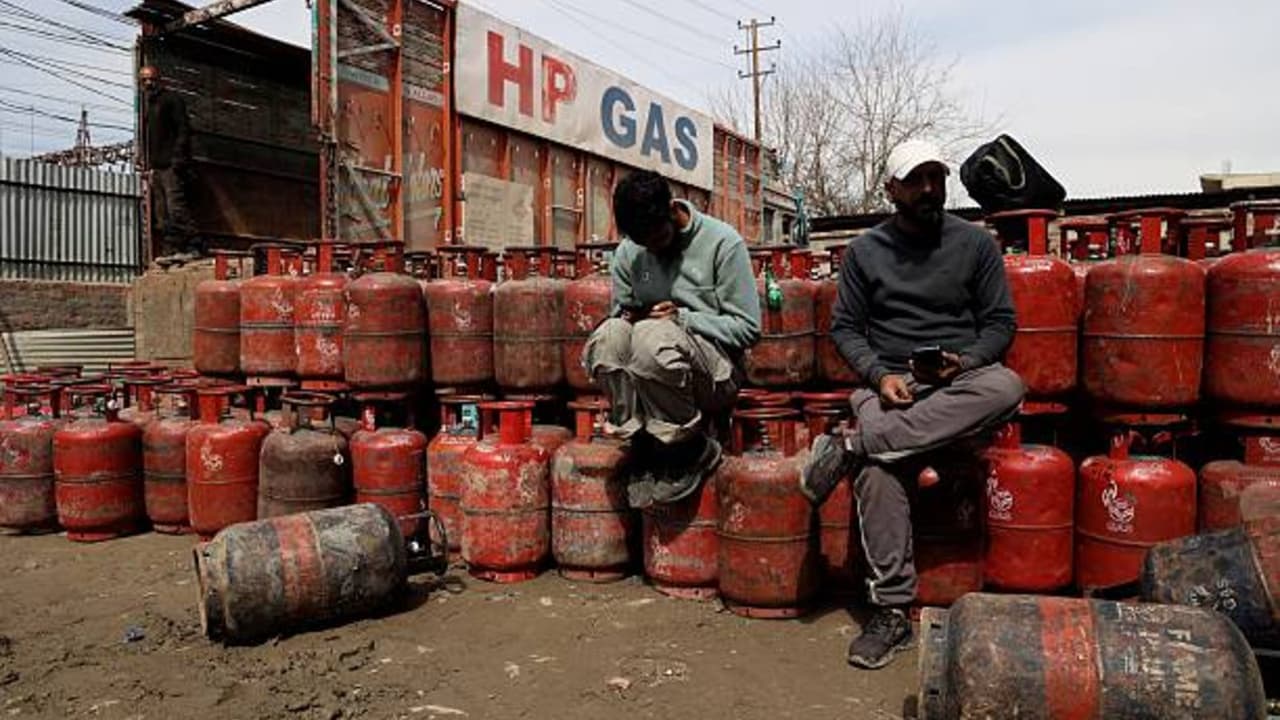 india commercial lpg price hike 195 rupees delhi cylinder rate no change domestic gas india commercial lpg price hike 195 rupees delhi cylinder rate no change domestic gas