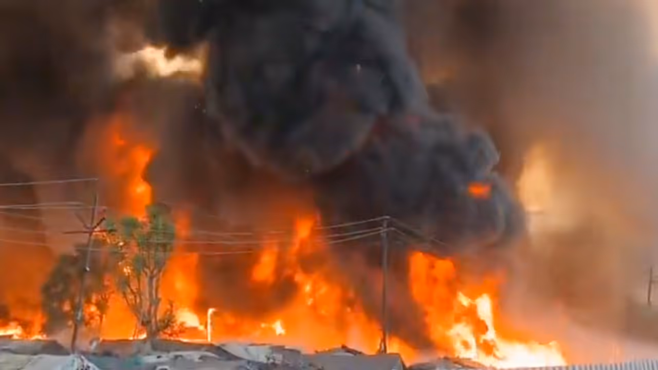 lucknow vikasnagar fire slum fire cylinder blast 200 huts destroyed lucknow vikasnagar fire slum fire cylinder blast 200 huts destroyed