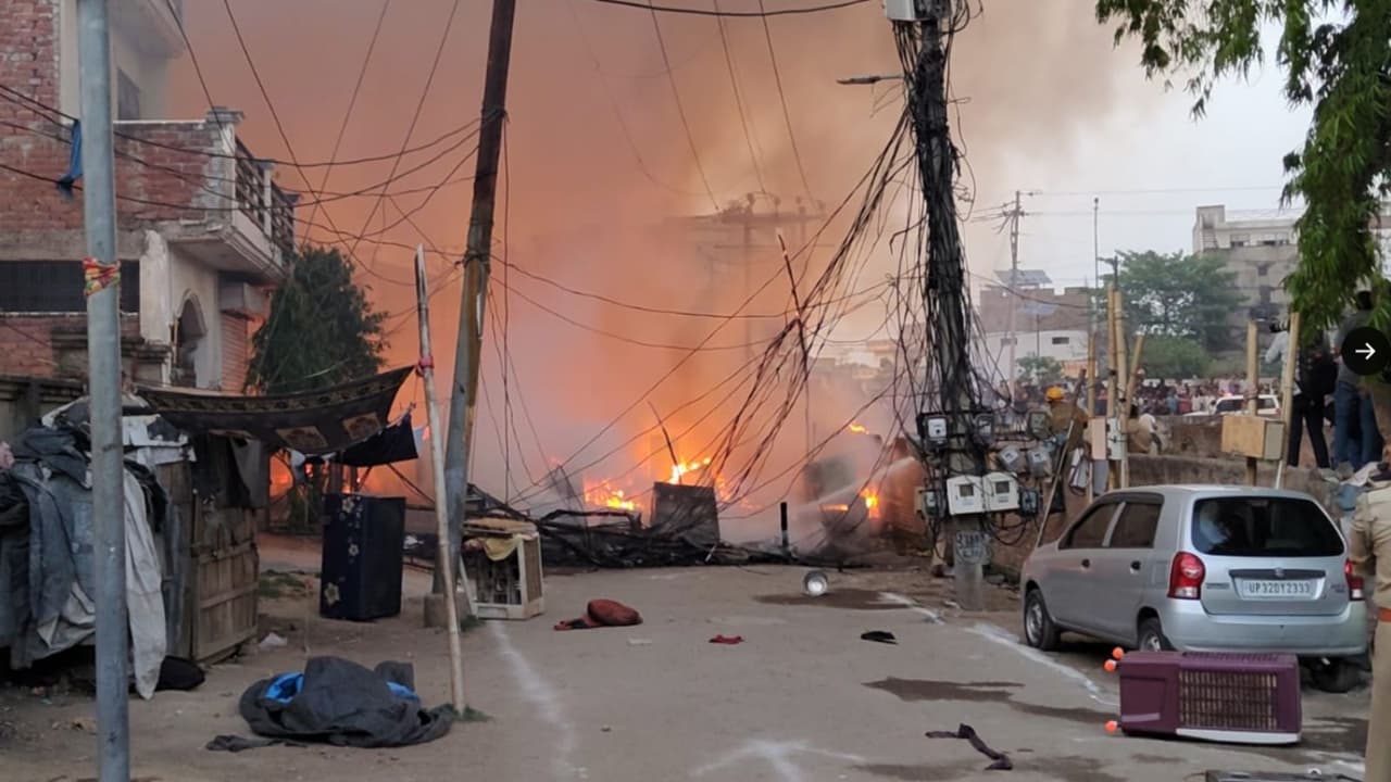 लखनऊ आग में 4 बच्चों की जिंदा जलकर मौत, 100 घर जलकर खाक, देखिए 5 विकराल  तस्वीरें | Lucknow Fire Accident Vikas Nagar Slum Area Fire 100 Houses  Burnt To Ashes | Asianet News Hindi