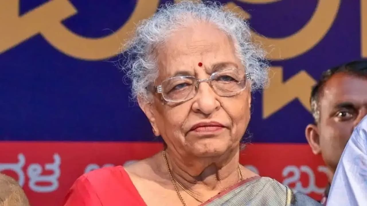 Indrajit Lankesh's granddaughter Isha performs her grandmother's funeral in  Bengaluru | Bengaluru Esha Lankesh Performs Indira Lankesh Final Rites Suh  | Asianet Suvarna News