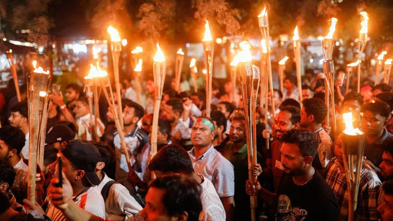 ढाका में क्यों गूंजे 'जय श्री राम' के नारे? बांग्लादेशी हिंदूओं का अब तक का  सबसे बड़ा प्रदर्शन | Dhaka Hindu Protest Jai Shri Ram Bangladesh Ram Statue  Controversy Minority ...