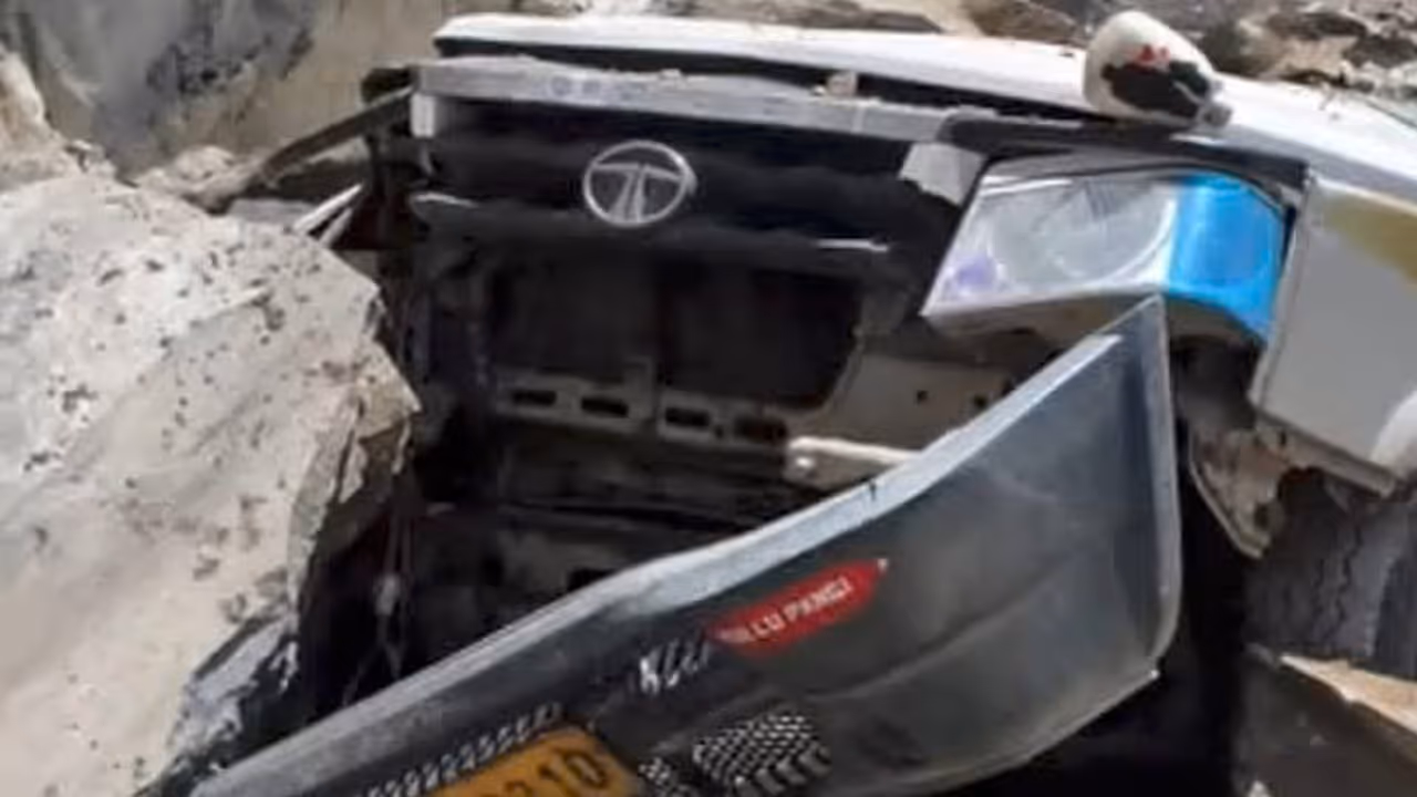 Himachal Landslide 13 Killed After Taxi Buried Under Debris in Lahaul Spiti Himachal Landslide 13 Killed After Taxi Buried Under Debris in Lahaul Spiti
