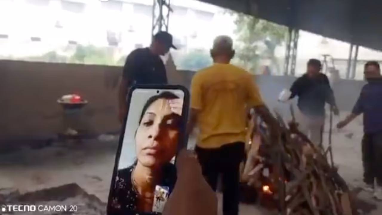 Sonipat Old Age Home Story Daughters Miss Fathers Final Farewell Watch Funeral on Video Call Sonipat Old Age Home Story Daughters Miss Fathers Final Farewell Watch Funeral on Video Call