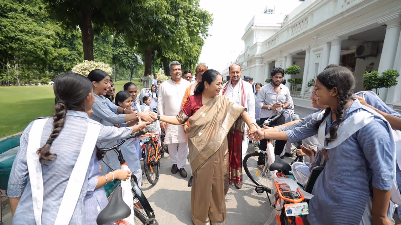 Delhi CM Rekha Gupta Distributes Bicycles to 200 Government School Girls Delhi CM Rekha Gupta Distributes Bicycles to 200 Government School Girls