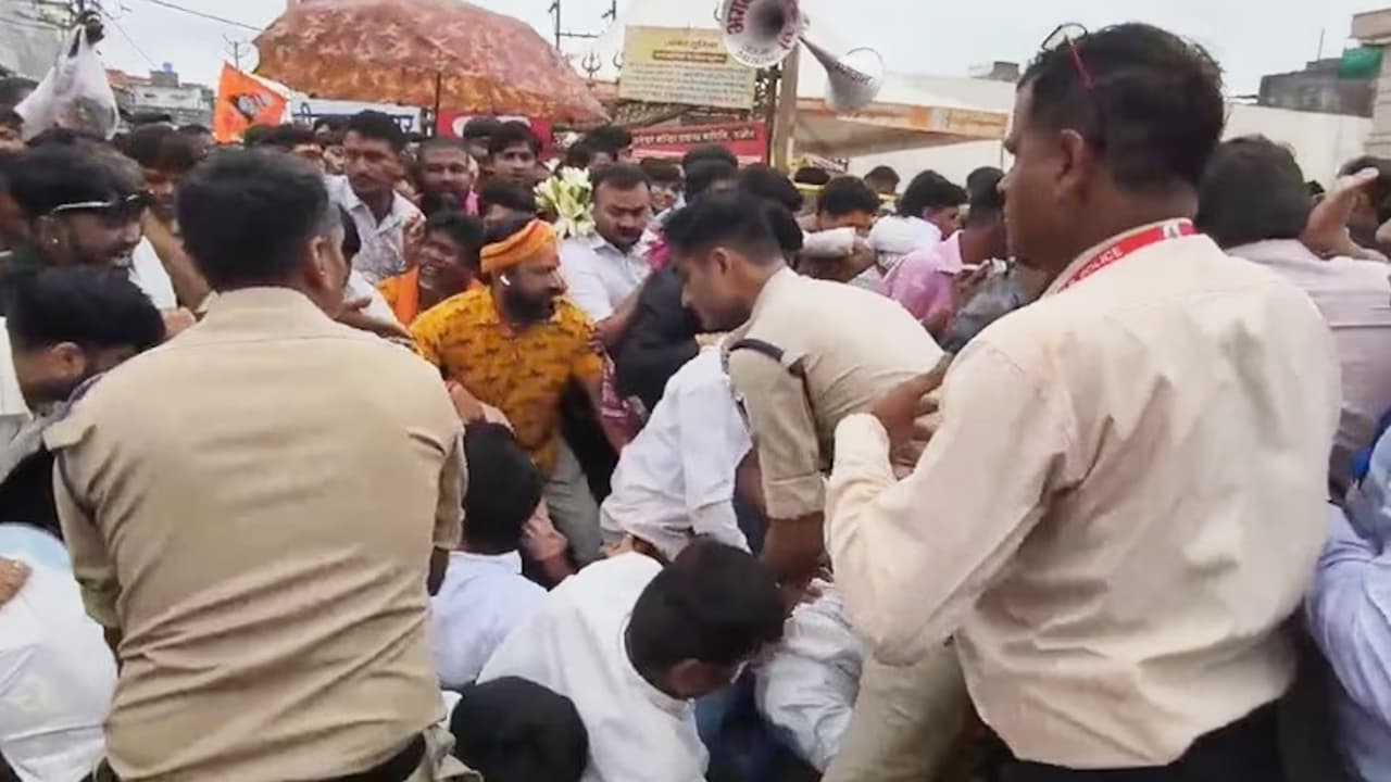 उज्जैन के नागचंद्रेश्वर मंदिर में भगदड़, सावन के तीसरे सोमवार करंट की अफवाह से मची दहशत; 13 घायल | Ujjain Mahakal Temple Crowd Stampede Situation 13 Devotees Injured ...