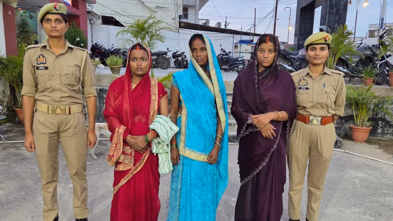 up Gorakhpur Chain Theft Three Women Arrested for Allegedly Stealing Passengers Chain in Auto up Gorakhpur Chain Theft Three Women Arrested for Allegedly Stealing Passengers Chain in Auto