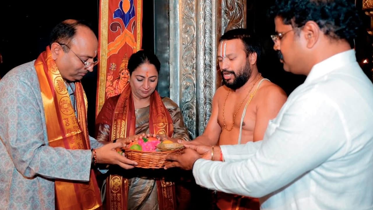 CM Rekha Gupta Visits Vellore’s Famous Lakshmi Temple, Offers Prayers on Varalakshmi Vratam CM Rekha Gupta Visits Vellore’s Famous Lakshmi Temple, Offers Prayers on Varalakshmi Vratam