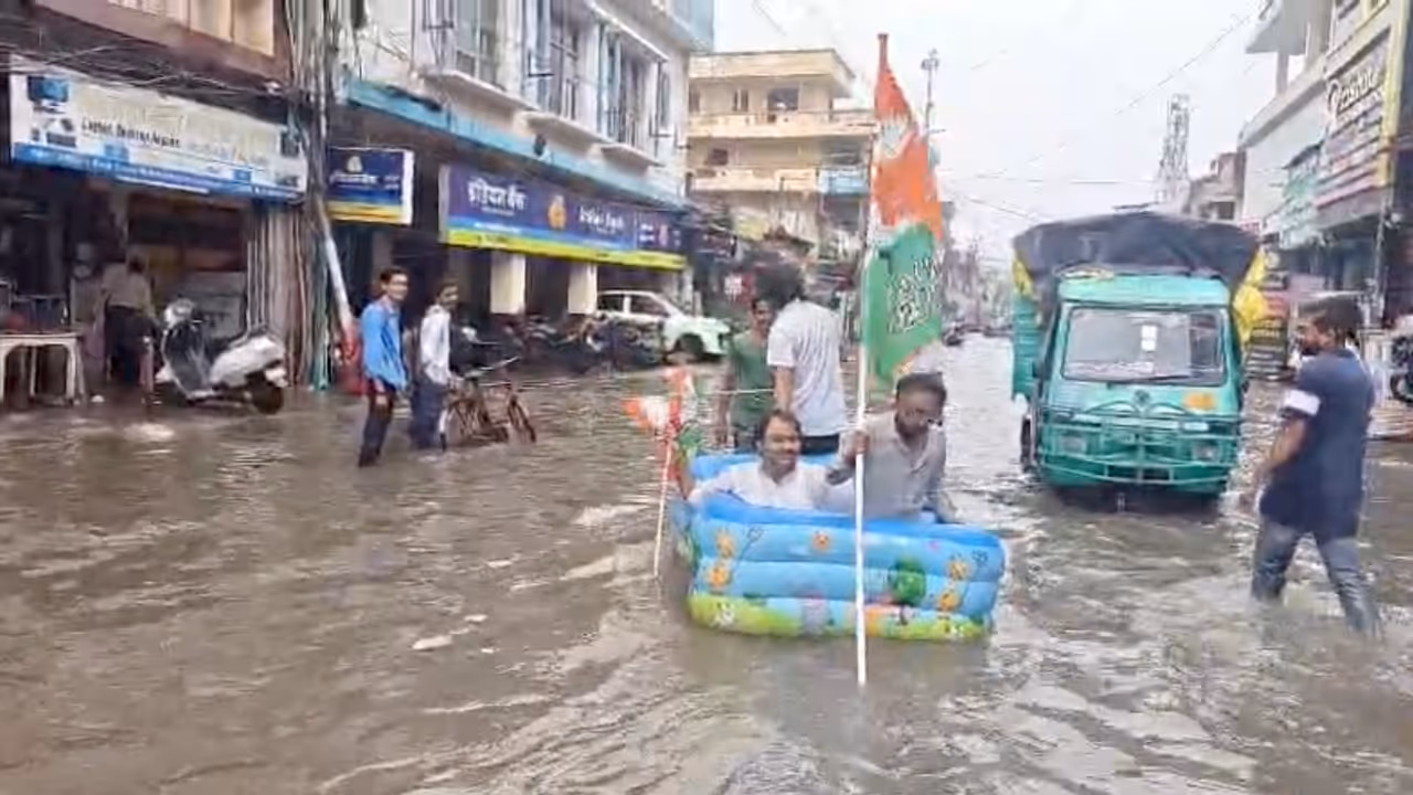 Kanpur Waterlogging: Congress Leaders Ride Boat on Govind Nagar Road, Question Smart City Claims Kanpur Waterlogging: Congress Leaders Ride Boat on Govind Nagar Road, Question Smart City Claims