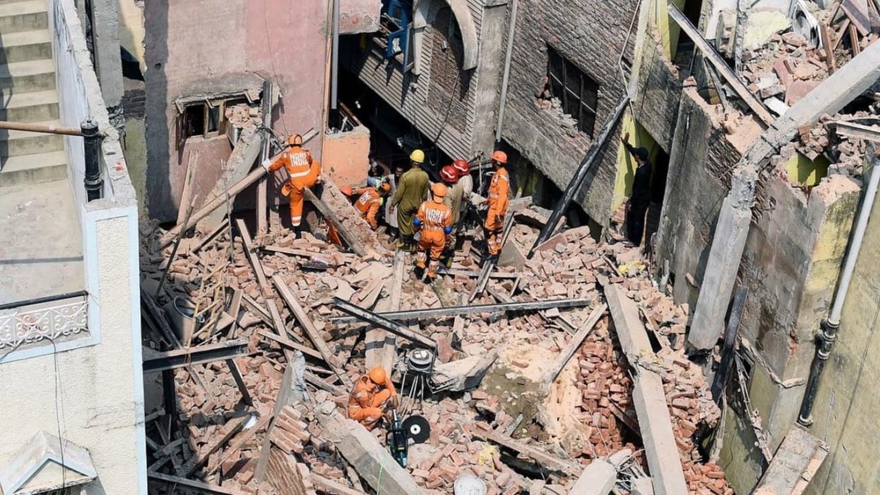 Satya Niketan Building Collapse: Delhi CM Rekha Gupta Orders Major Crackdown on Illegal Construction Satya Niketan Building Collapse: Delhi CM Rekha Gupta Orders Major Crackdown on Illegal Construction
