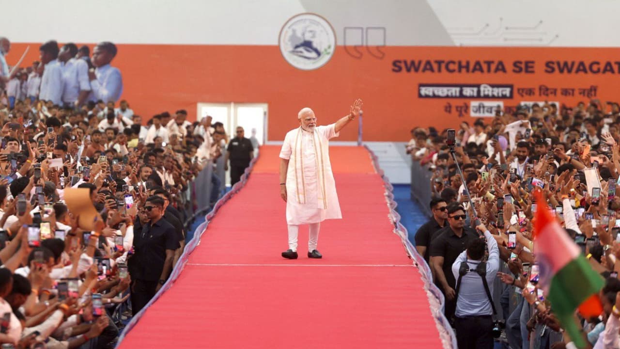 धुरंधर के गाने पर PM मोदी की Gen-Z के बीच धमाकेदार एंट्री, पहली बार देखिए  ये खास VIDEO | Pm Modi Dhurandhar Song Grand Entry Gen Z Vadodara Video |  Asianet News