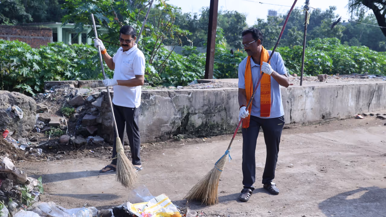Raigarh Cleanliness Drive Mayor and Officials Join Shramdaan JCB Action Against Encroachment Raigarh Cleanliness Drive Mayor and Officials Join Shramdaan JCB Action Against Encroachment