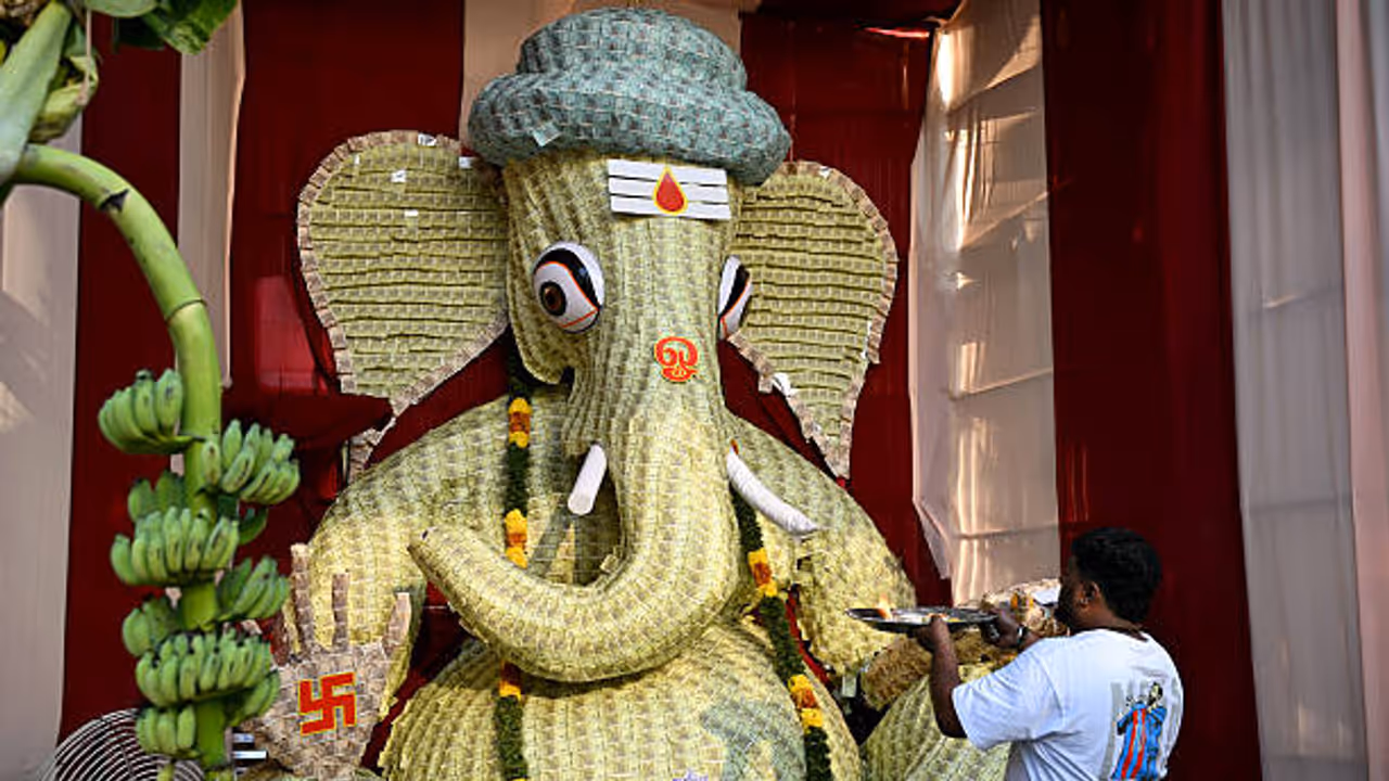 Ganesha Idol Adorned With Currency Notes Worth Rs 2.41 Crore In Andhra Pradesh Ganesha Idol Adorned With Currency Notes Worth Rs 2.41 Crore In Andhra Pradesh