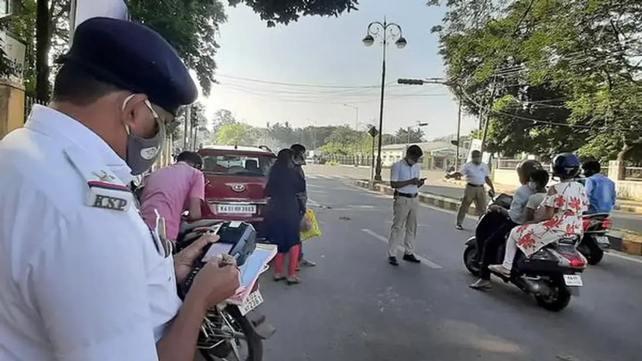 Karnataka Traffic Fine Dues Hit Rs 3,000 Crore: Why Are Motorists Still Not Paying Despite 50% Discount? Karnataka Traffic Fine Dues Hit Rs 3,000 Crore: Why Are Motorists Still Not Paying Despite 50% Discount?
