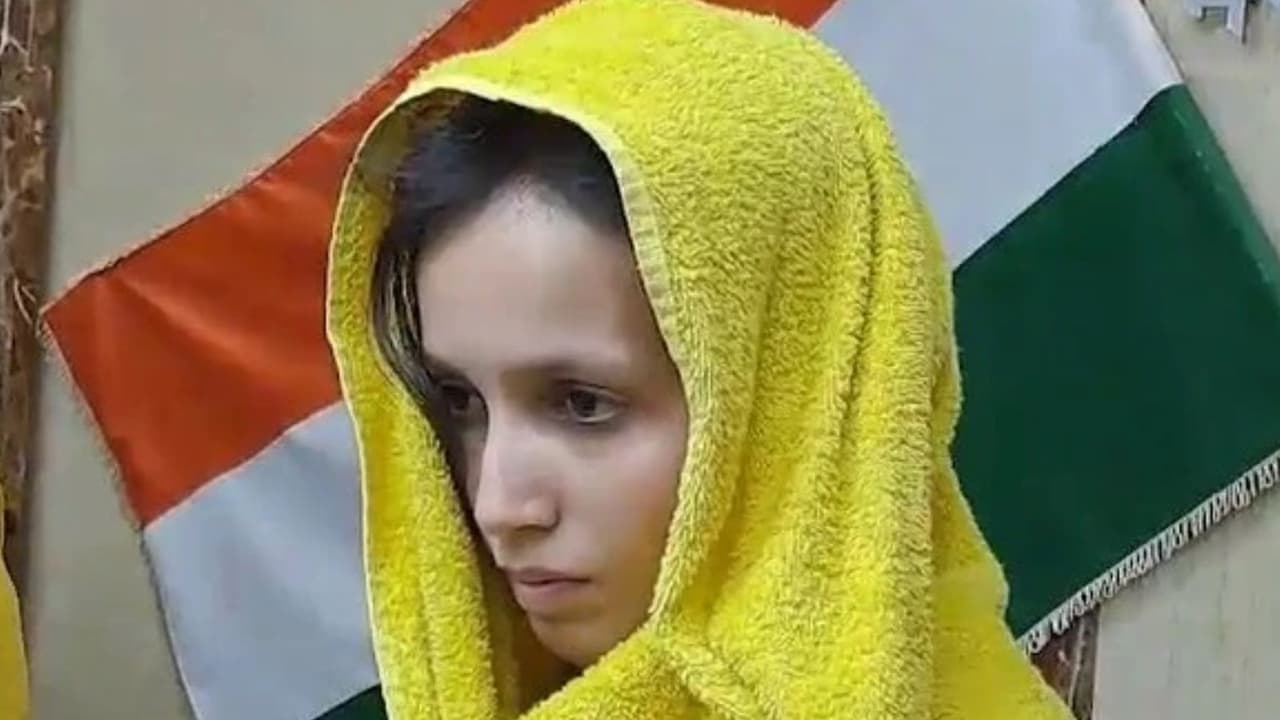 meerut jail muskan ravita karwa chauth bangles bindi meerut jail muskan ravita karwa chauth bangles bindi
