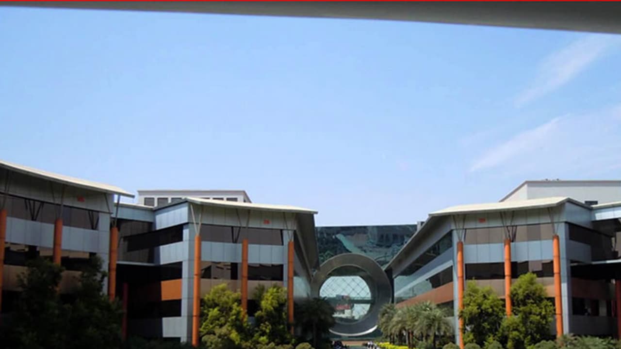 ಬಯೋಕಾನ್ ಕ್ಯಾಂಪಸ್'ನಲ್ಲಿ ಬೆಂಕಿ : ವಿಷಾನಿಲ ಸೋರಿಕೆ !